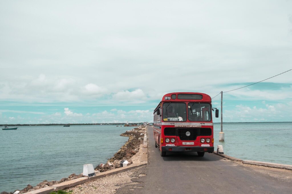 Bus in Sri Lanka bij de zee